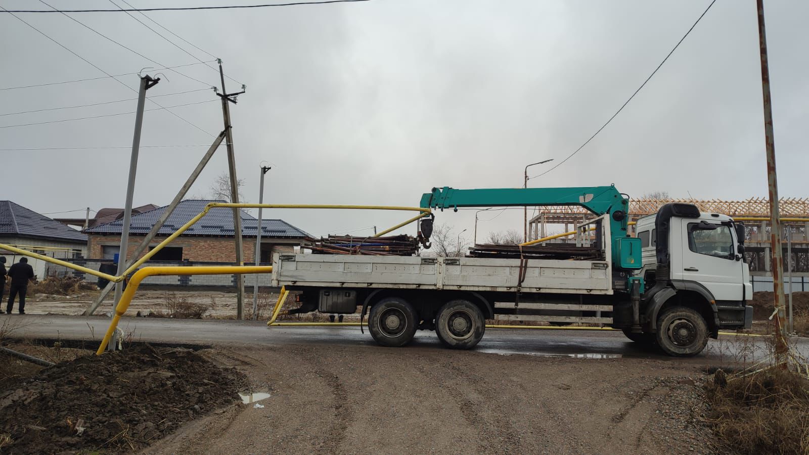 Вы сейчас просматриваете Водитель манипулятора повредил около 150 метров газопровода в Алматы