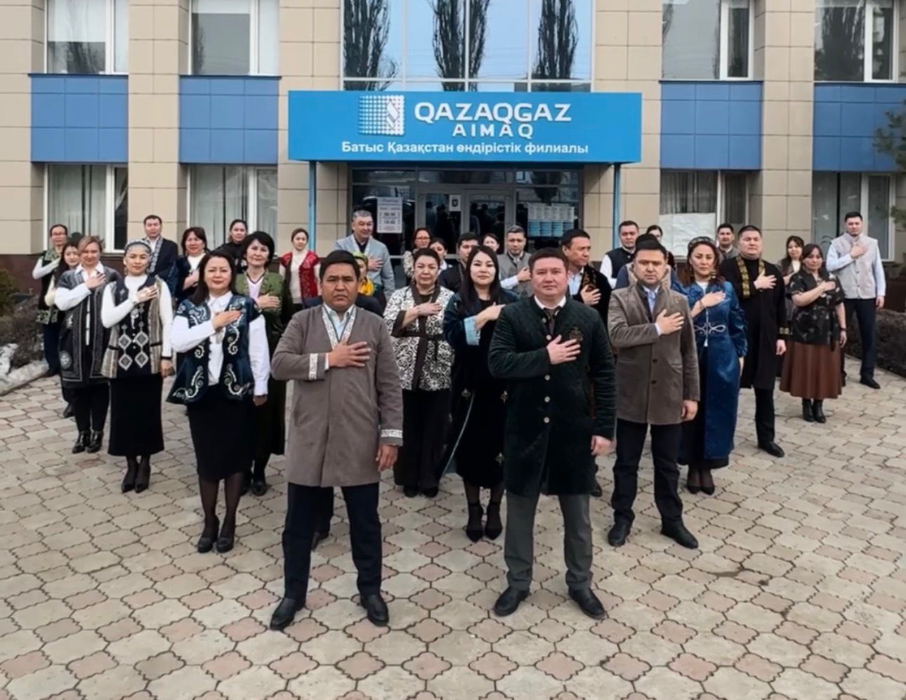 You are currently viewing «QazaqGaz Aimaq» АҚ қызметкерлері жұмысқа ұлттық киіммен келуде